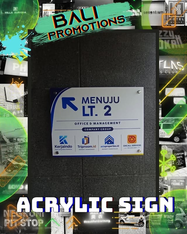 Pemasangan papan nama branding bali berbahan akrilik premium pada dinding bangunan komersial di Bali.